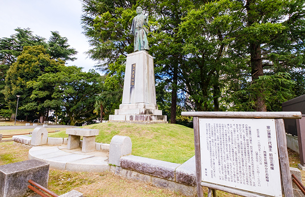 富山城址公園-前田正甫像